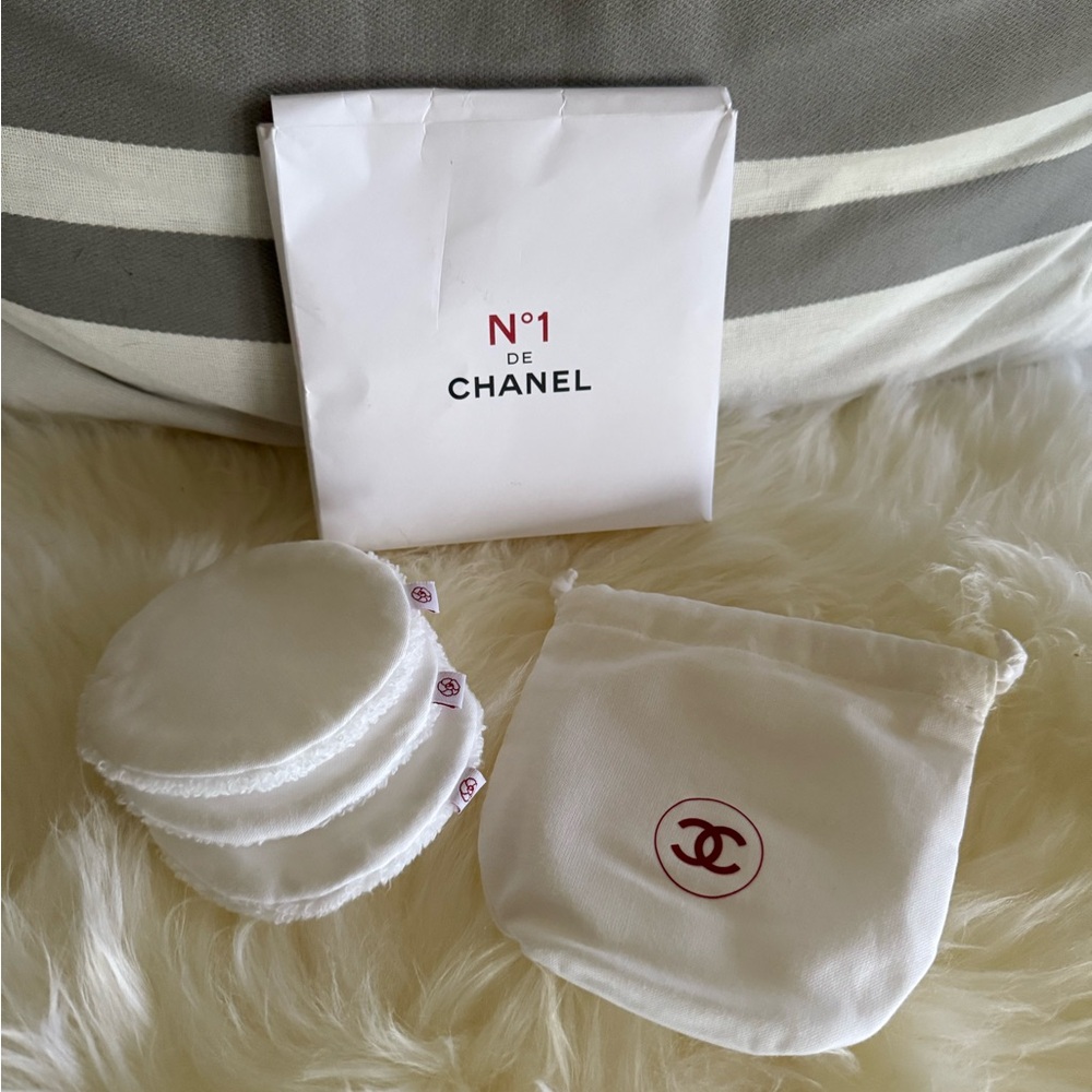 CHANEL - BNIB N°1  Reusable Makeup Remover Pads Set in White